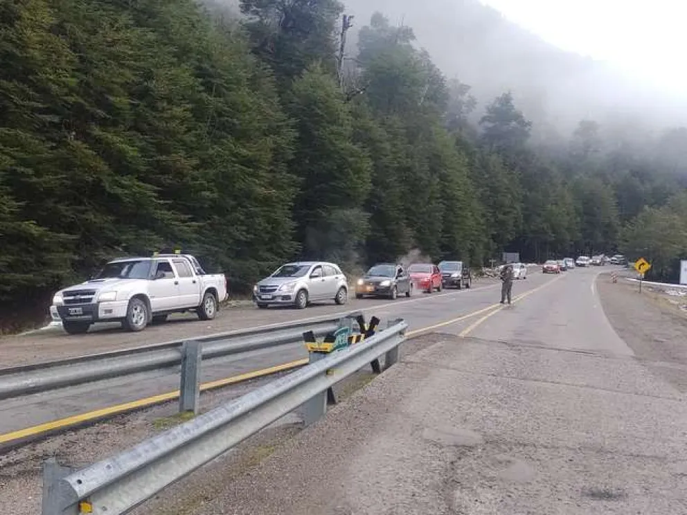 Mas de 2 Km de cola y familias que durmieron en la ruta para pasar a Chile tras la reapertura