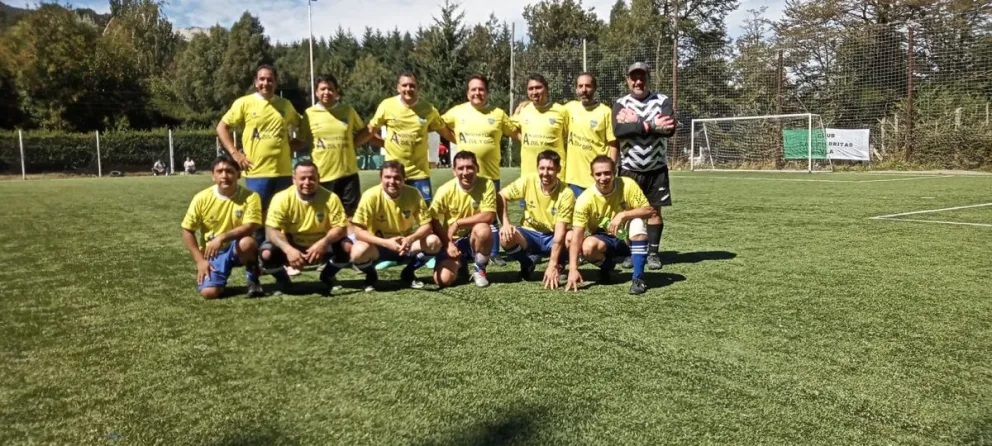 Fútbol: Muelle Arena y Apen Hue lideran el Veteranos de la Liga