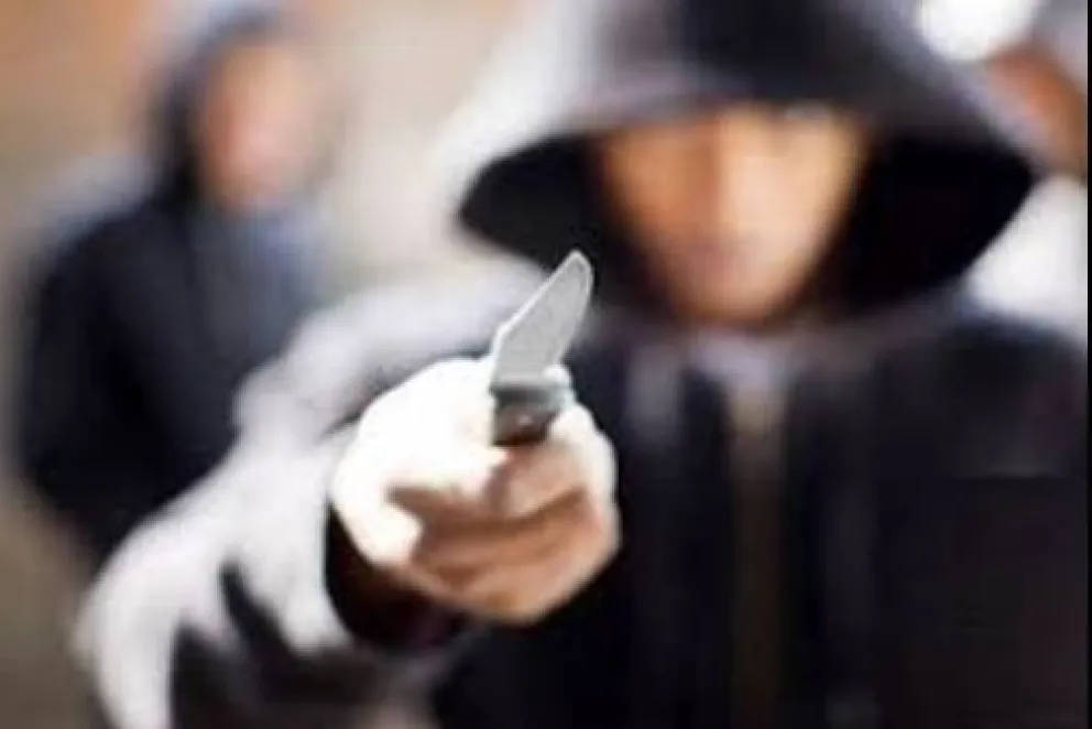 Por golpes y amenazas con un cuchillo, debió cambiar de escuela a su hijo de 11 años